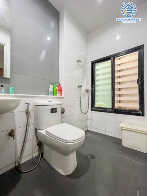 *****บ้านแฝดมือสองย่านนนทบุรี ม.เปี่ยมสุข ติวานนท์-ปากเกร็ด #หลังมุม เนื้อที่มากถึง 45.2 ตร.ว. ฟังก์ชัน 3 ห้องนอน 3 ห้องน้ำ 2 ที่จอดรถ มาพร้อมของแถมเพียบ! บนทำเลเดินทางสะดวก ใกล้รถไฟฟ้าสายสีชมพู "สถานีแจ้งวัฒนะ-ปากเกร็ด 28", โรบินสัน ศรีสมาน และทางด่วน "แจ้งวัฒนะ"